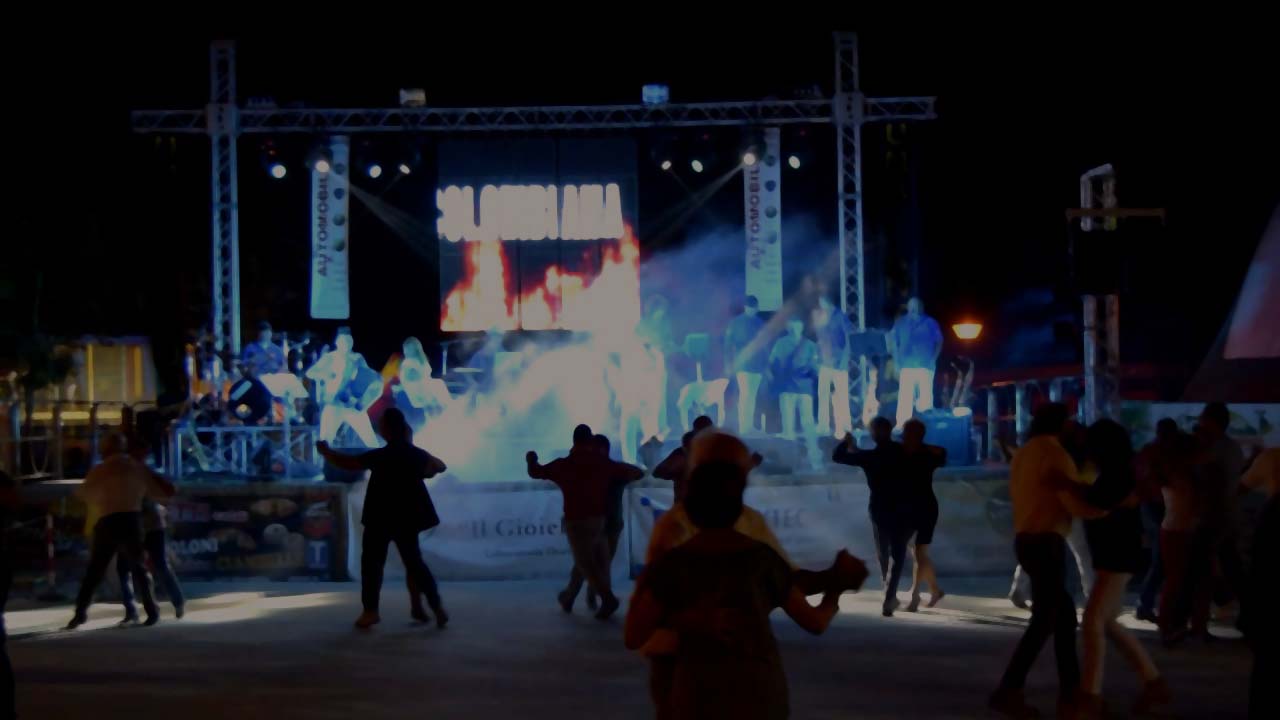 La pista da ballo delle orchestre, di sera, gremita di gente